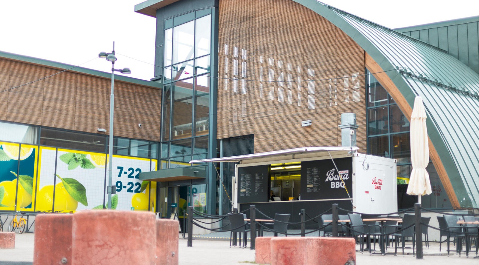 S-market Keilankanta Kuopiossa, jonka sivussa on Bona BBQ:n pop-up konttiravintola.