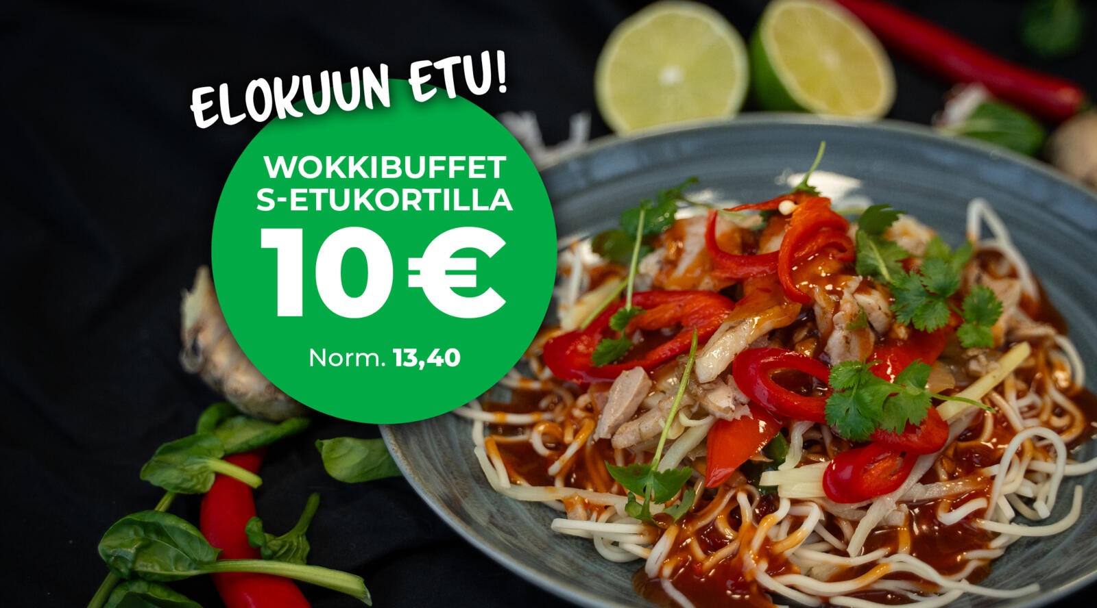 Värikäs wokkiannos lautasella.