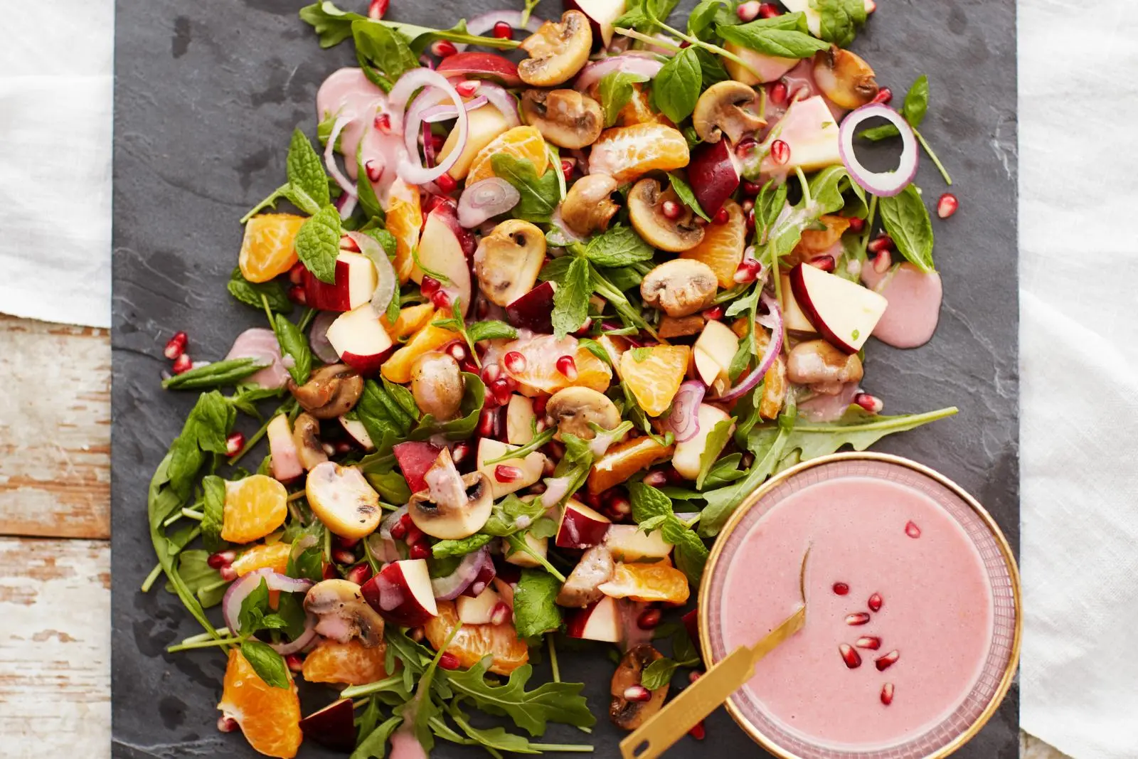 Hedelmäinen sienisalaatti ja granaattiomenakastike