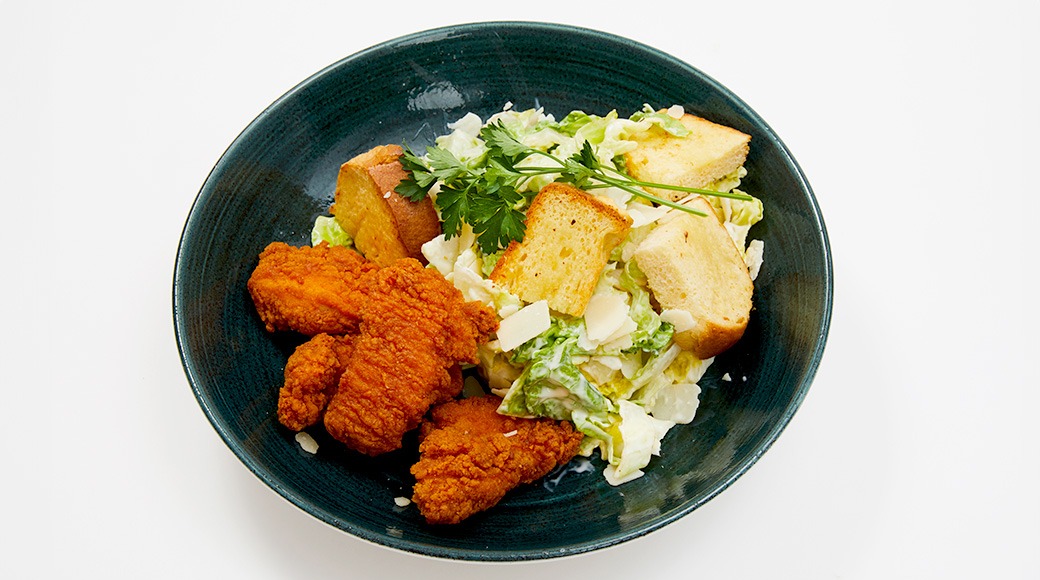 Caesarsalaatti, lisänä Crispy Chicken