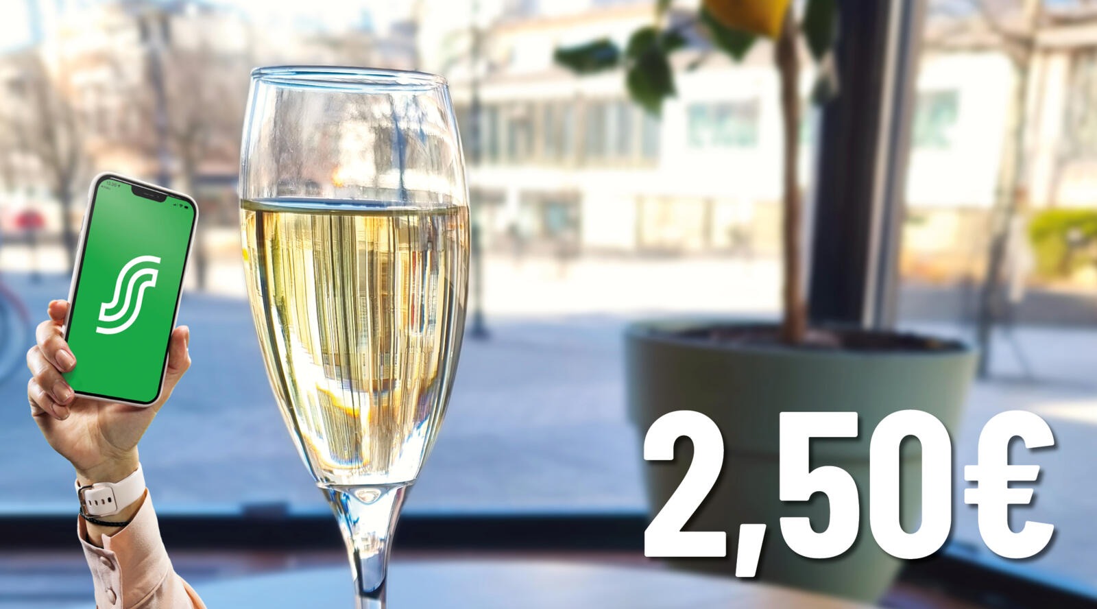 Hand som håller en smartphone bredvid ett champagneglas i solljus.