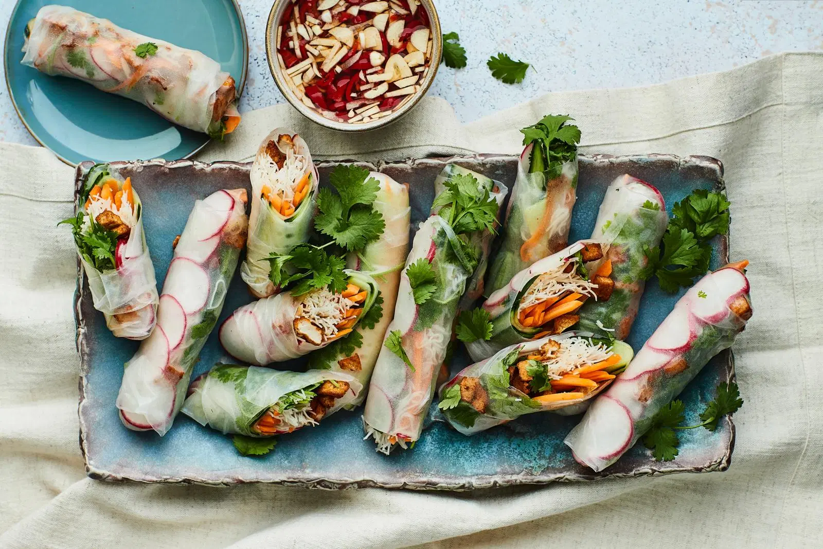 Vietnamilaiset kesärullat ja nuoc cham -kastike