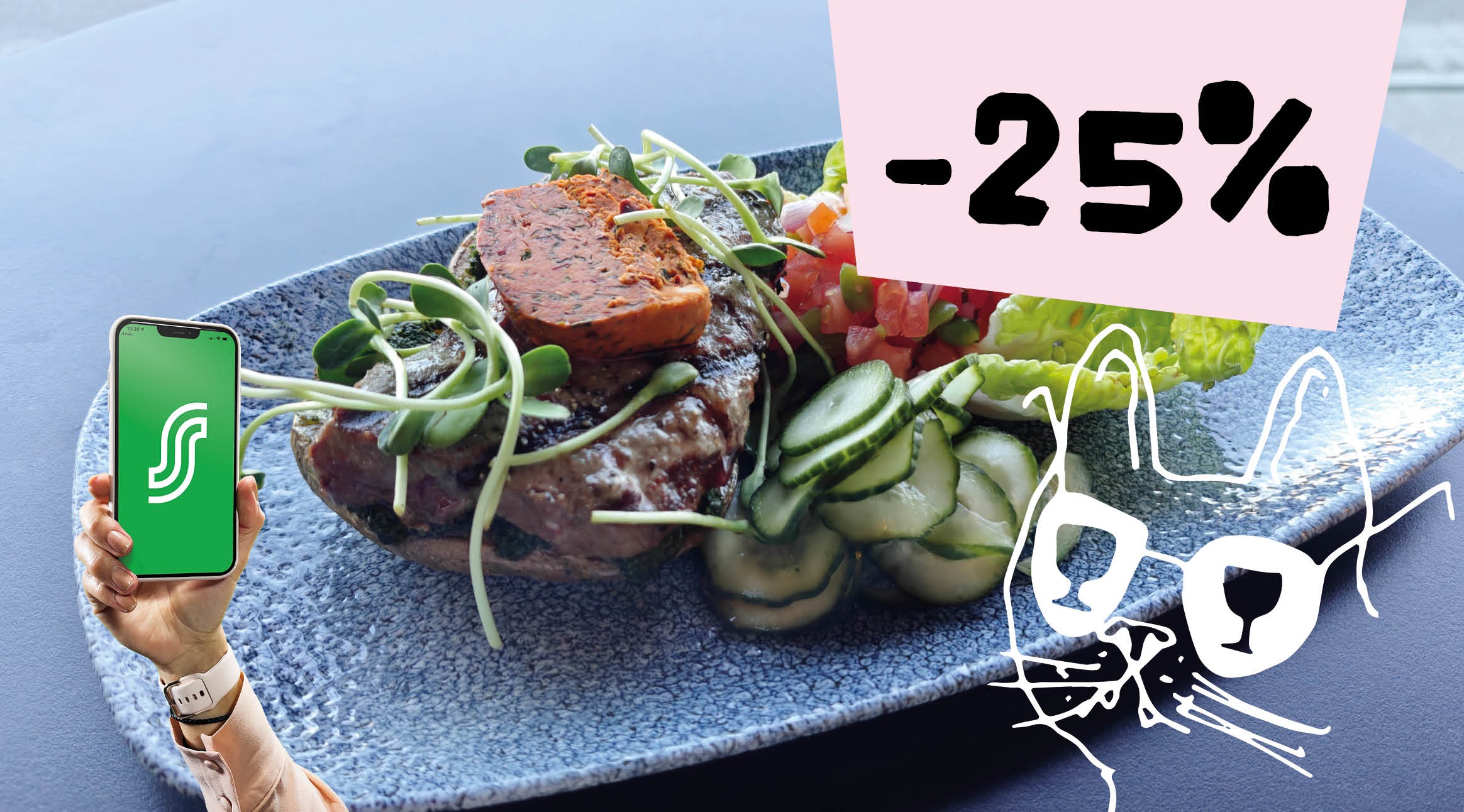 Biffrätt på en blå tallrik med smör och skott ovanpå samt gurk- och tomatgarnityr. En hand håller en telefon bredvid.