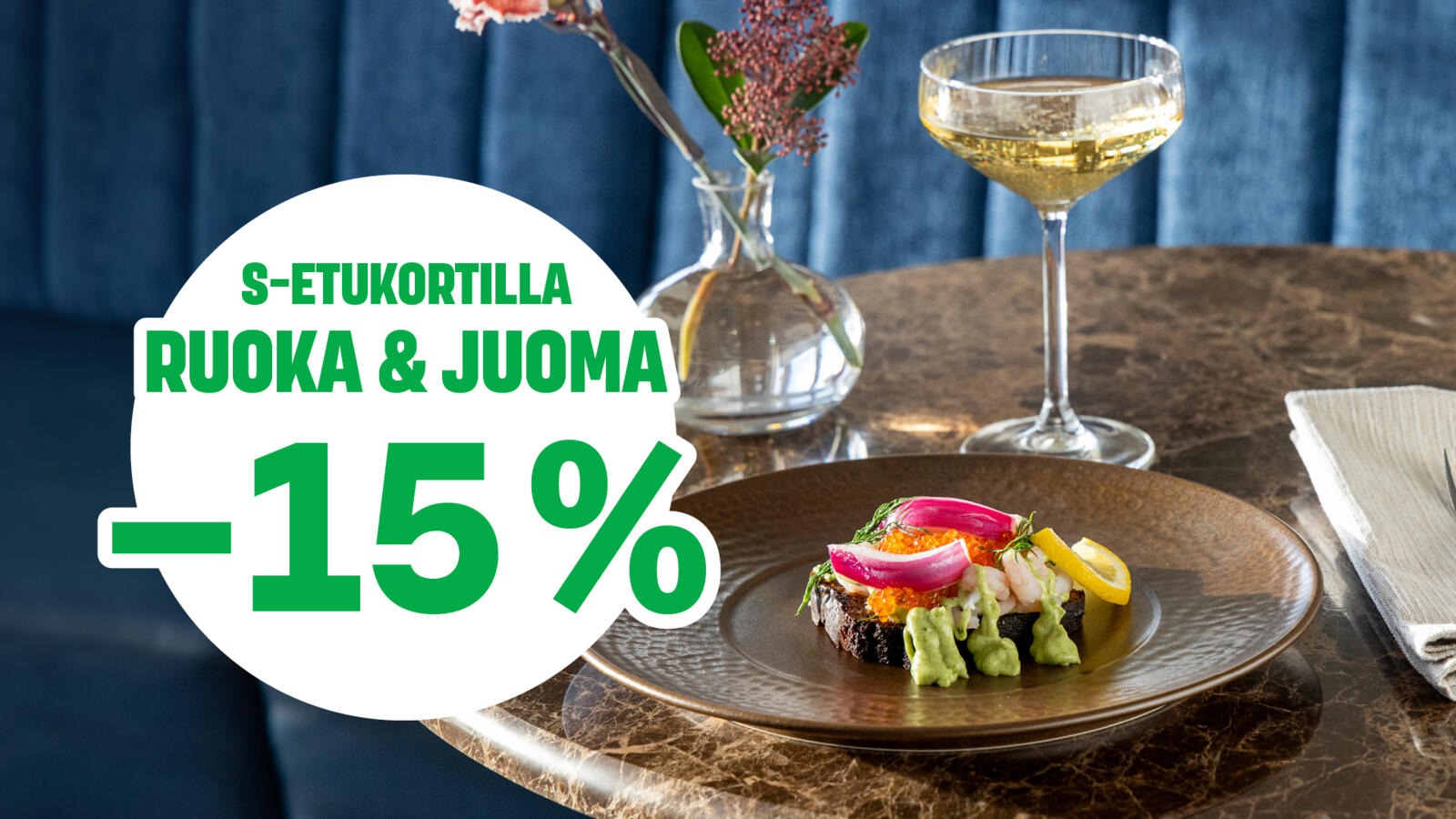 Elegantti ravintolakattaus marmoripöydällä: avokado-voileipä ruskealla lautasella, samppanjalasi ja pieni kukkamaljakko.