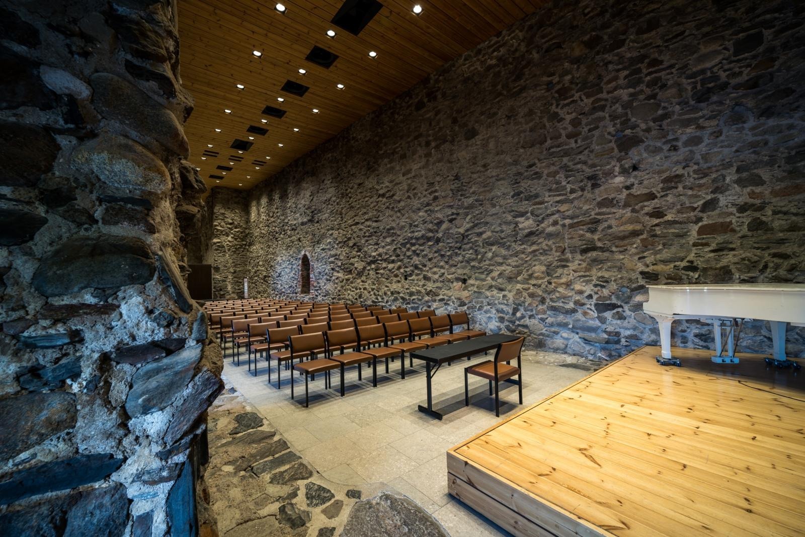 Let's plan your dream meeting at Olavinlinna together with our sales team