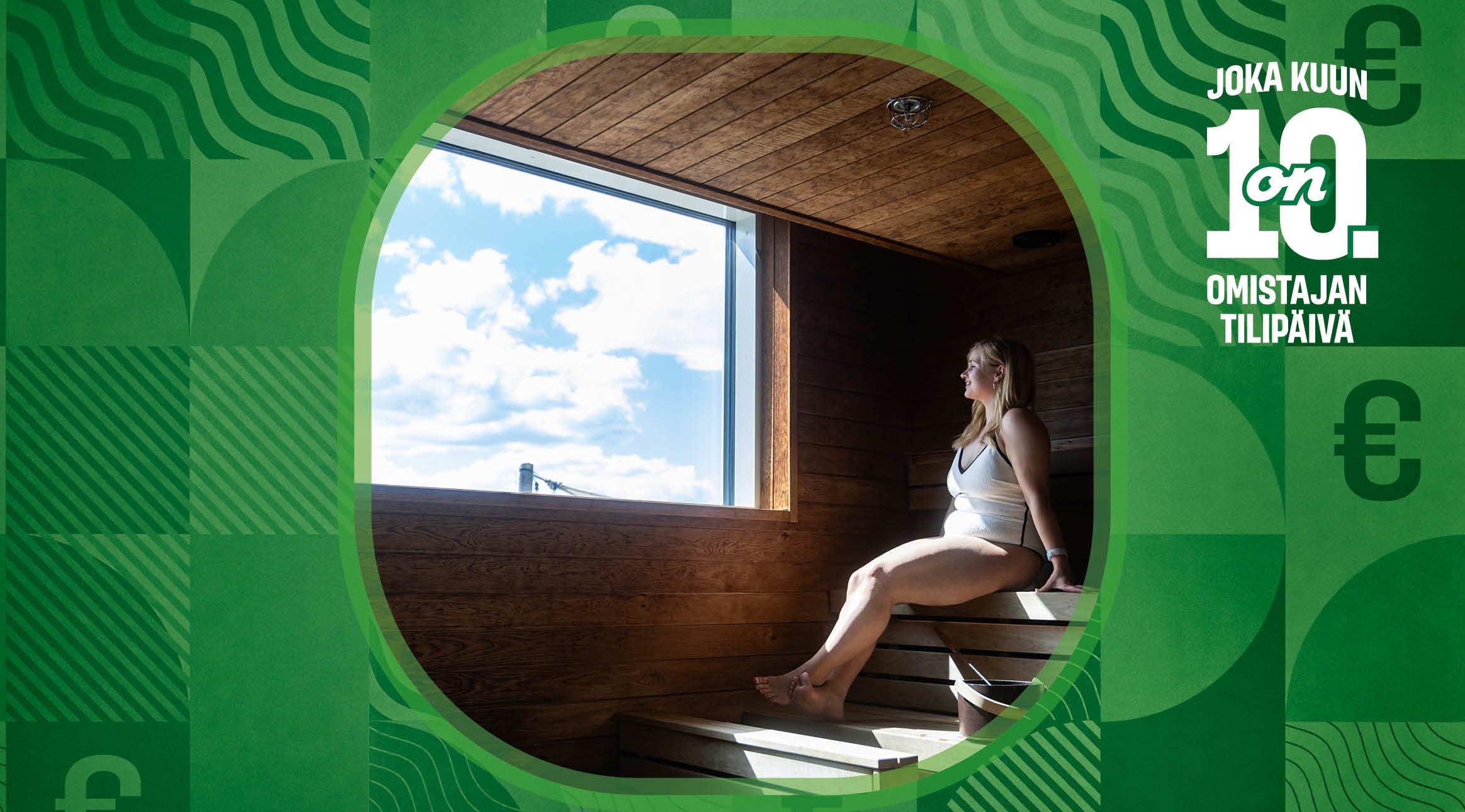 Bastu med träytor och ett stort fönster. En person sitter på träbänken och tittar ut mot den molniga himlen.