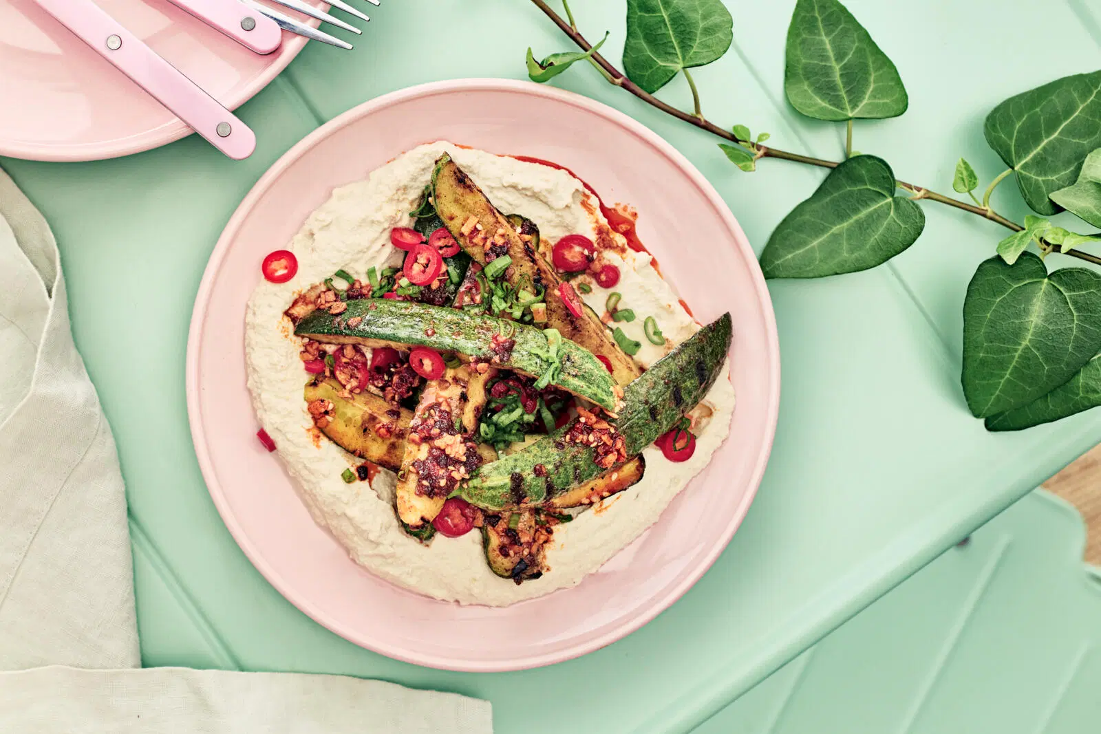 Grillatut avomaankurkut ja vatkattu tofu