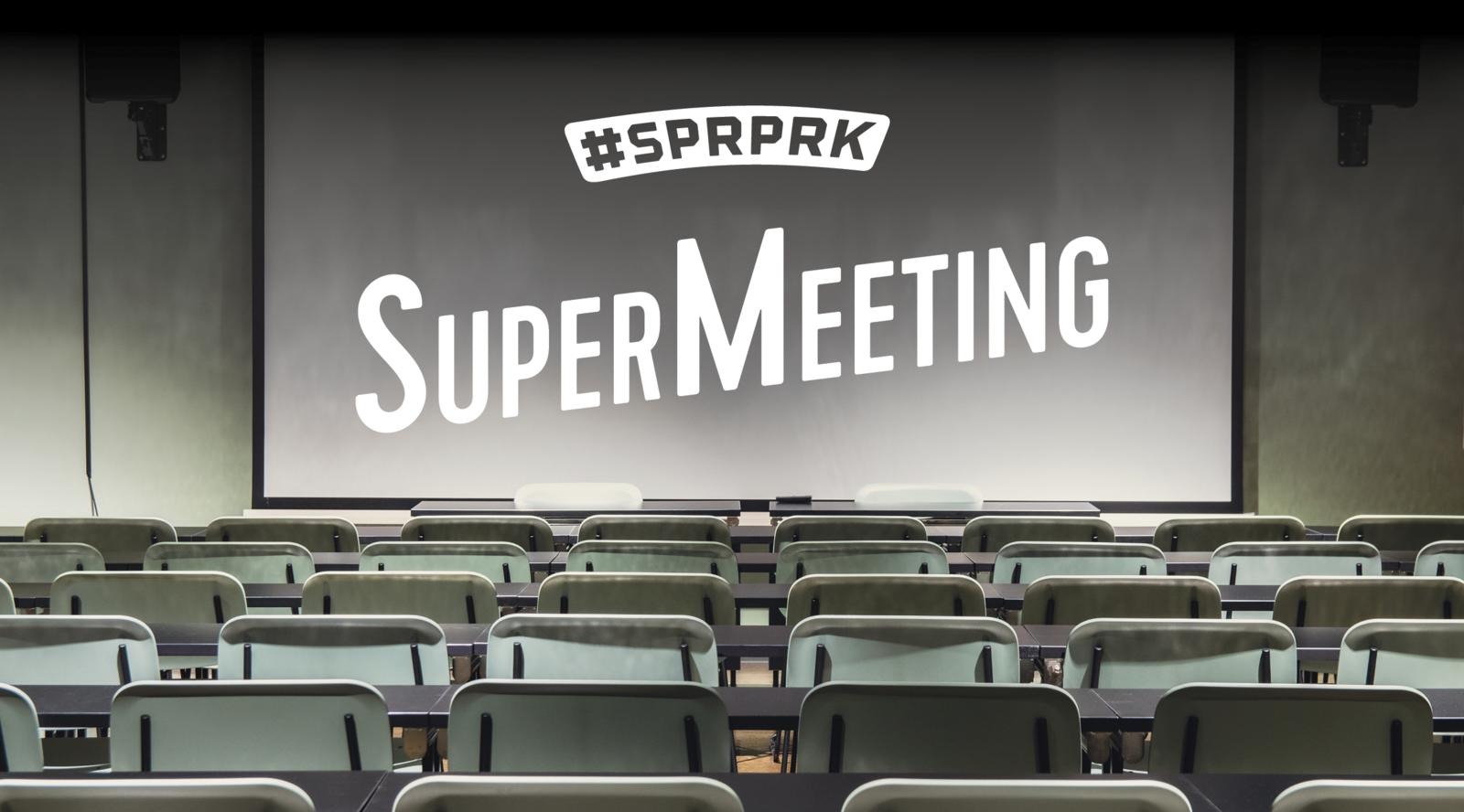 SuperMeeting tila, jossa iso valkokangas ja penkit aseteltuna teatterimuotoon.