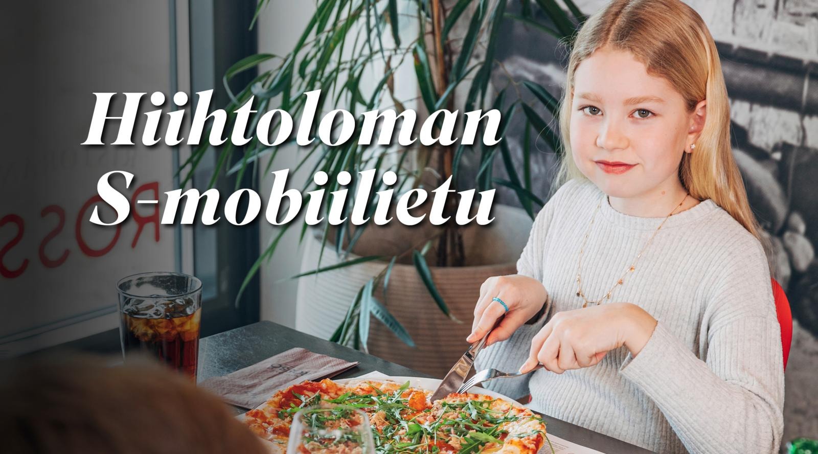 Nuori tyttö syö pizzaa ravintolassa