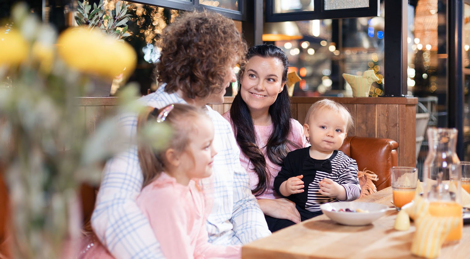Perhe ravintolassa.