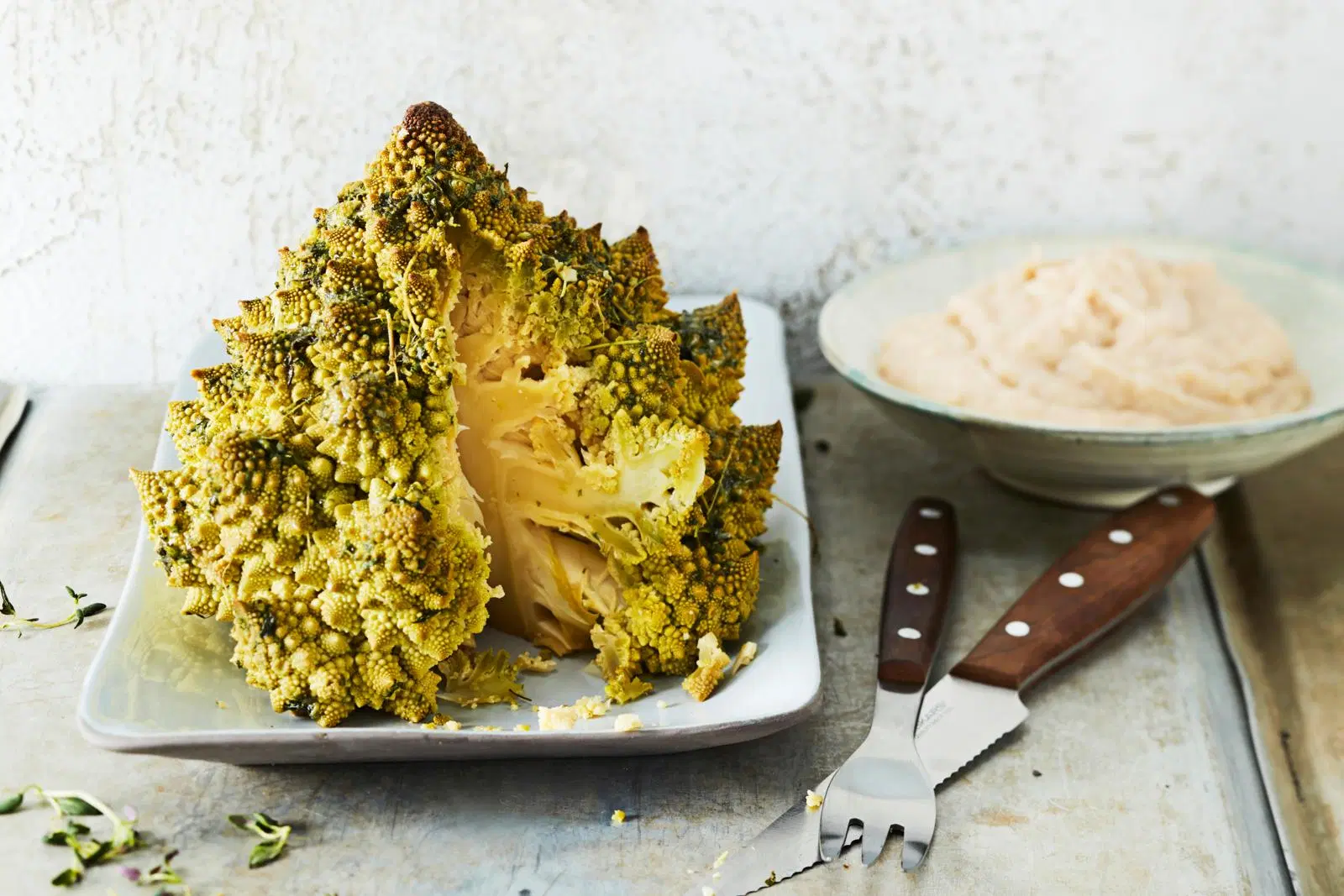 Yrttinen romanesco ja kikherne-cashewtahna