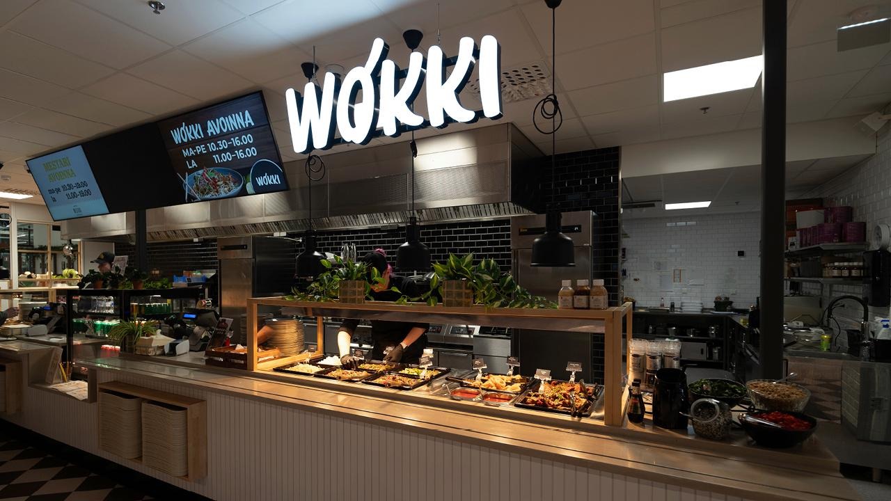 Wokkibuffetin kassa ilman asiakkaita.