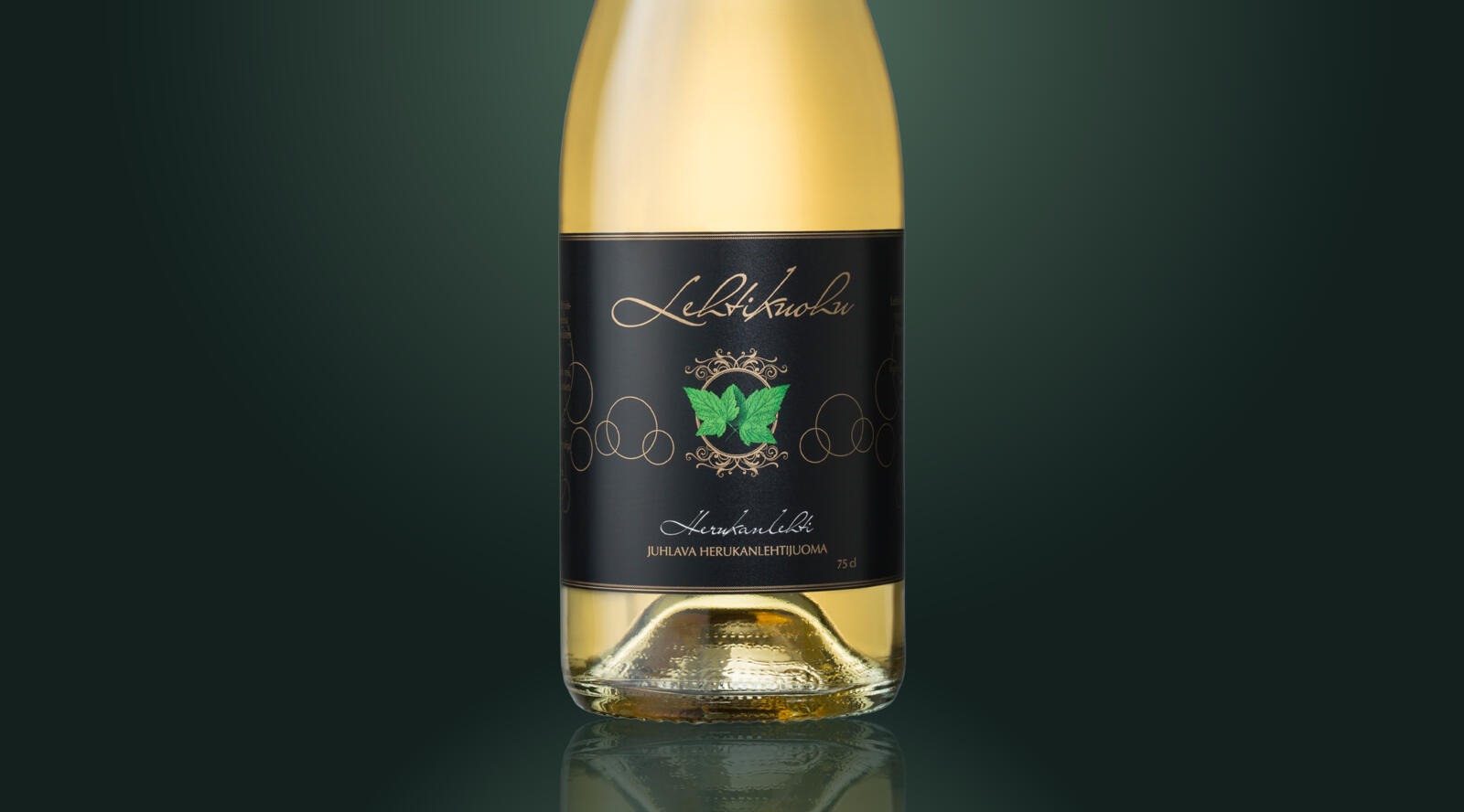 Kuohuviinipullo tumman vihreää taustaa vasten, pullo sisältää vaaleaa alkoholitonta kuohuviiniä.