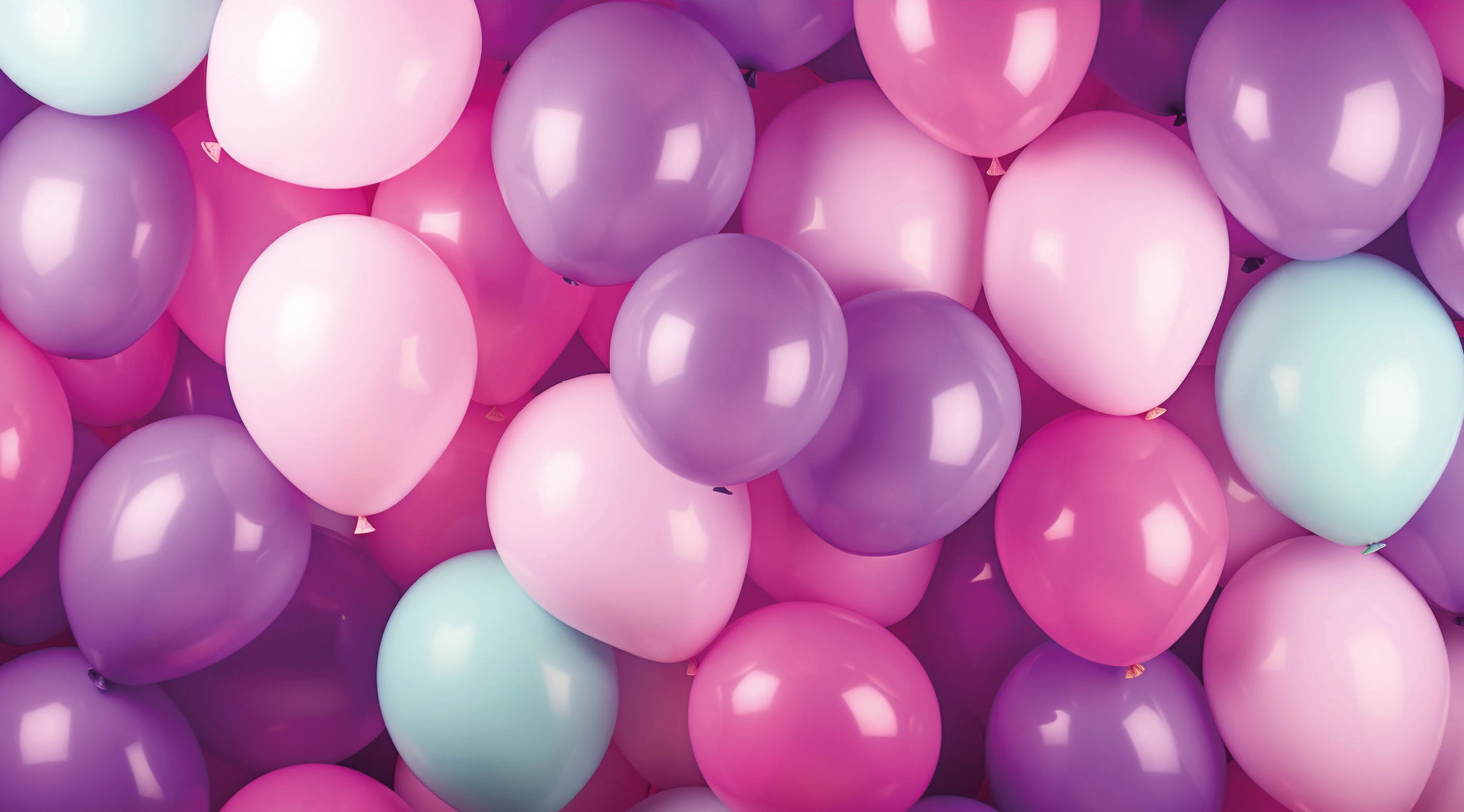 Värikäs ilmapallotausta pastellisävyissä: violetteja, vaaleanpunaisia, pinkkejä ja muutamia vaaleansinisiä ilmapalloja.