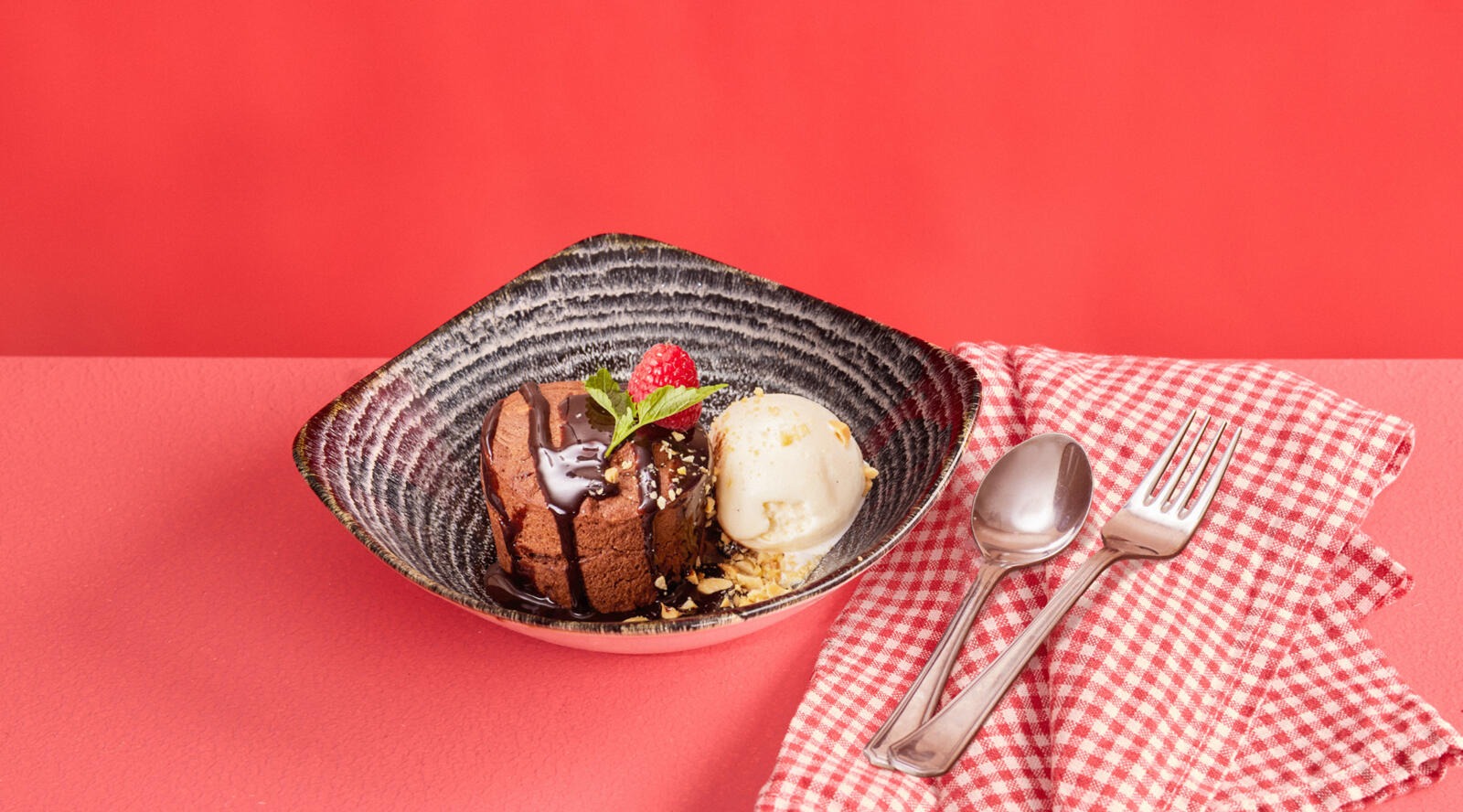 Rosson suklaakakku vanijajäätelön kanssa