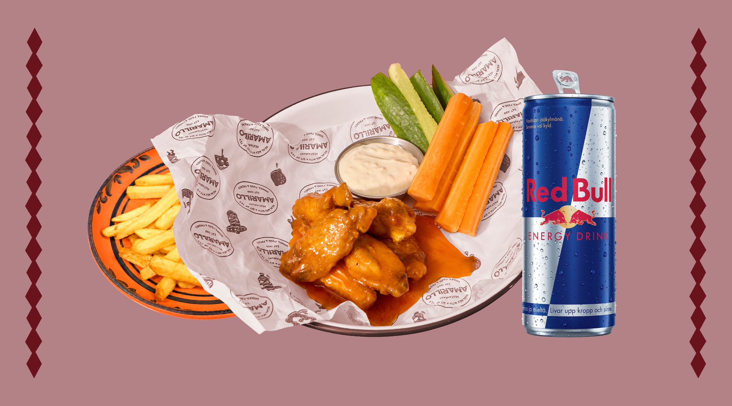 På tallriken buffalo-marinerade kycklingvingar, dipp, morots- och gurkstavar, bredvid pommes frites och en energidrycksburk.