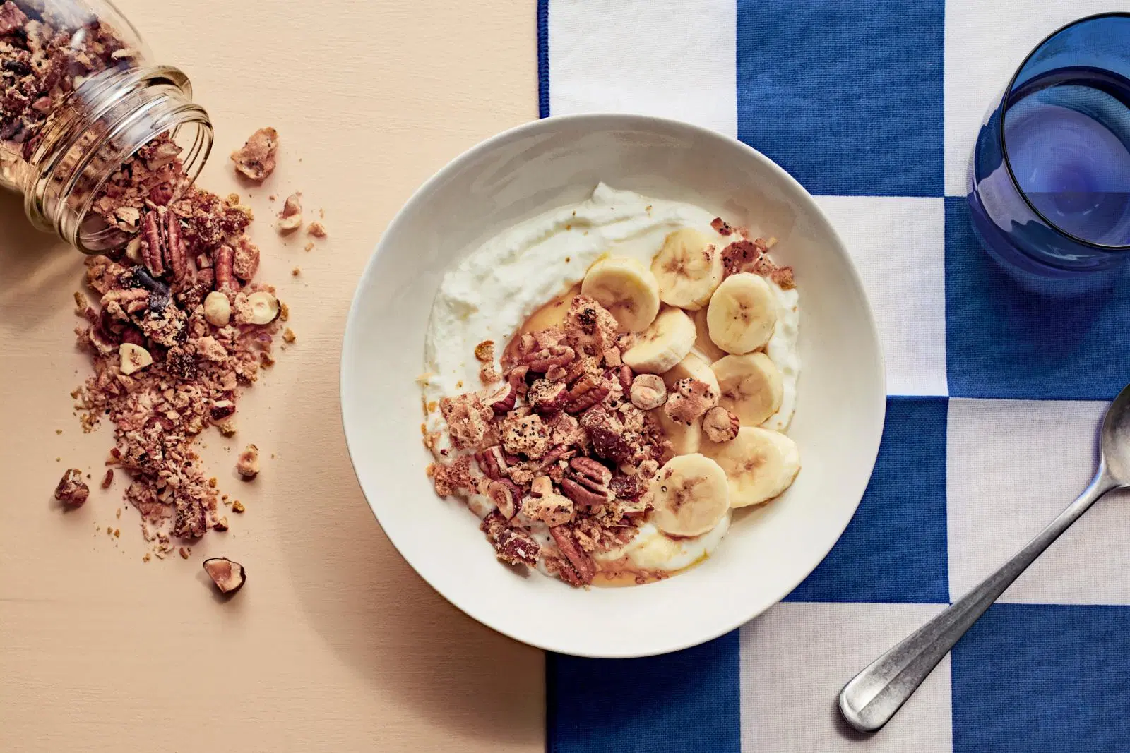 Näkkärigranola taateleilla ja pähkinöillä