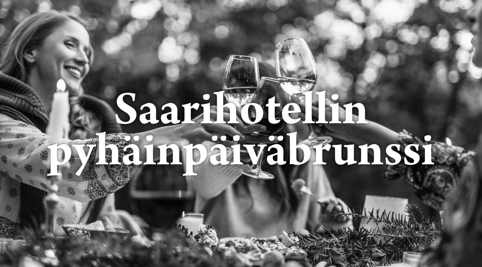 Naisia kilistelemässä viinilaseja ulkona syksyisen pöydän ääressä.