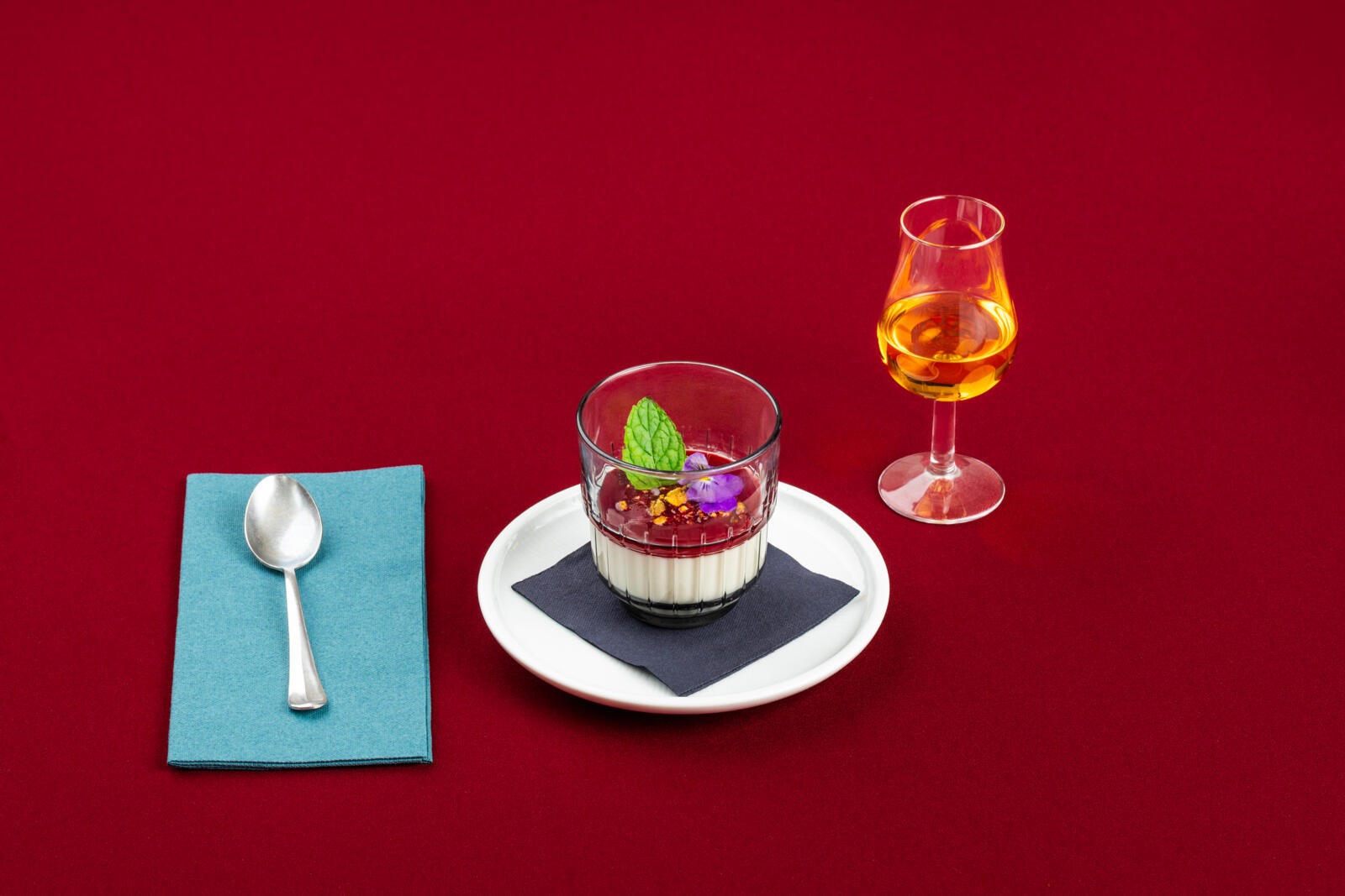 Aittiksen Pistaasi pannacotta, jossa on kermainen pannacotta, pistaasipähkinää ja vadelmakastiketta.