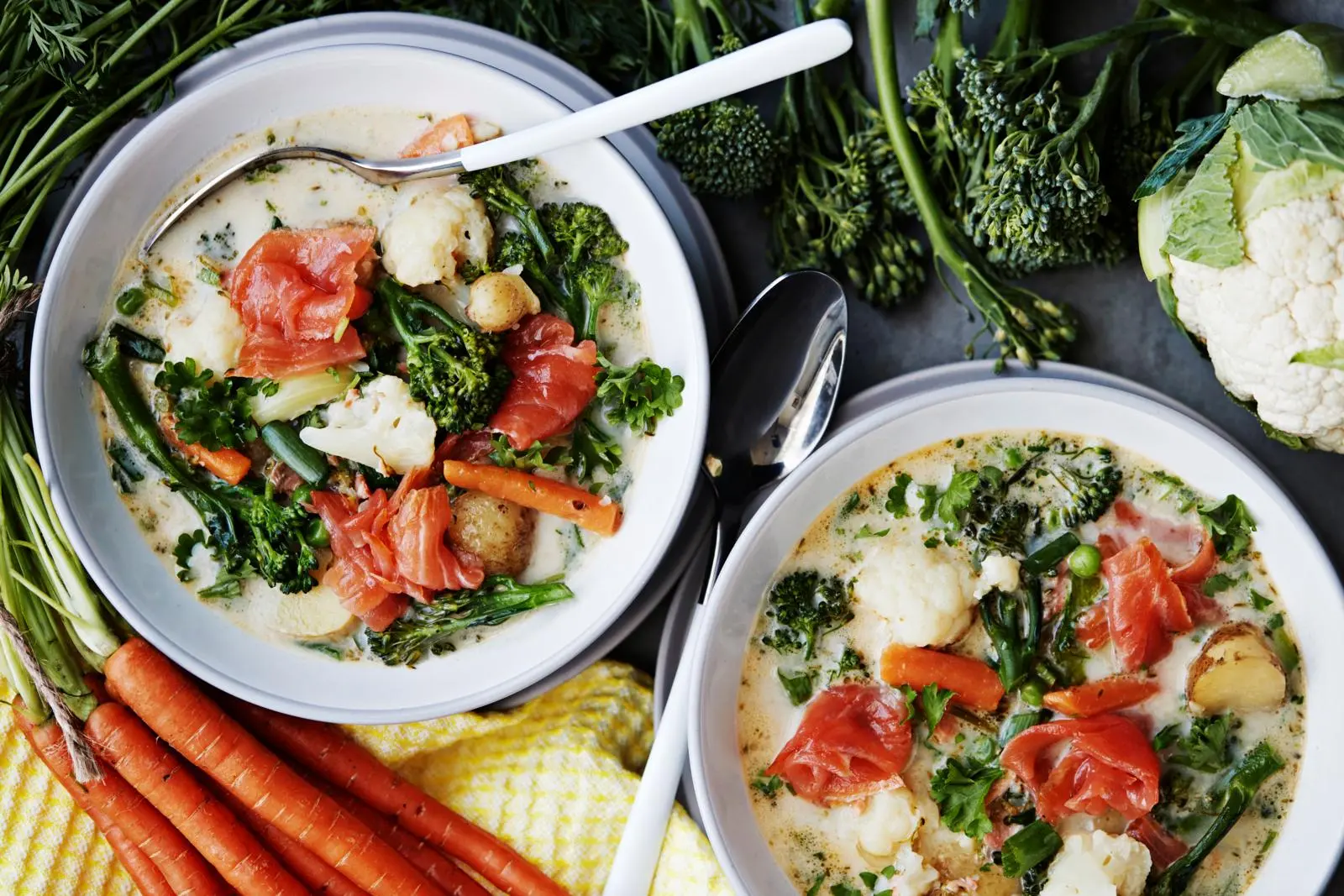 Kesäinen kylmäsavulohikeitto