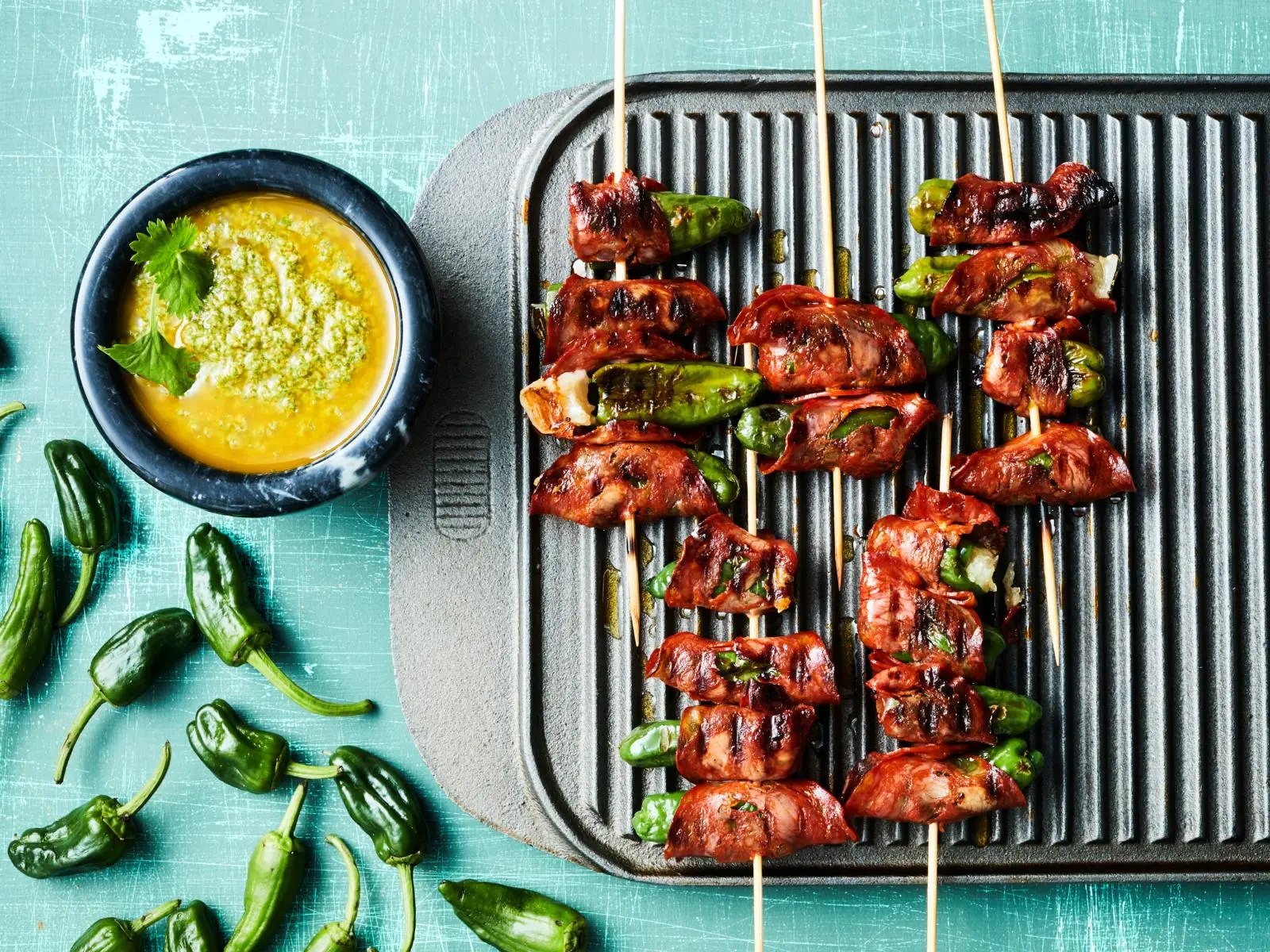 Täytetyt grillipaprikat ja mojo verde