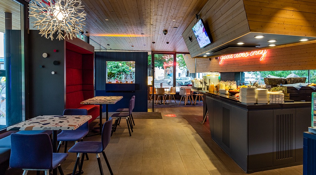 Makian aamiais- ja salaattibuffet keskeisellä paikalla kahvilassa, johon on esteetön kulku.