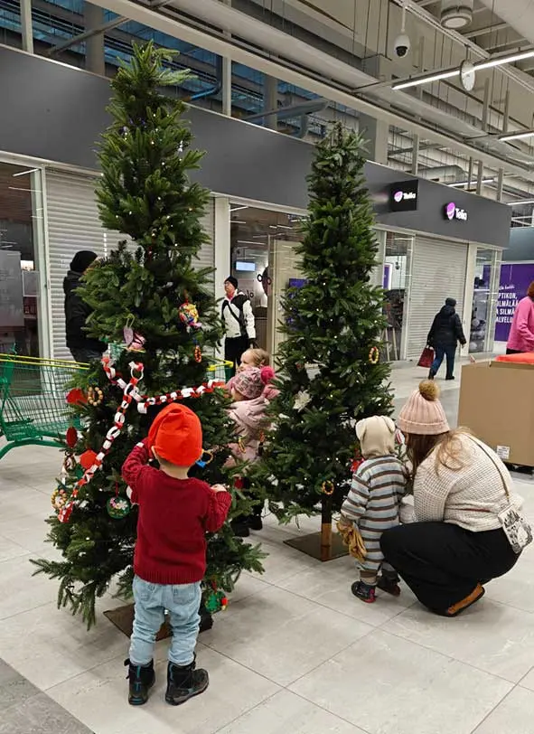 Lapsia ihailemassa joulukuusia Prisman kauppakäytävällä