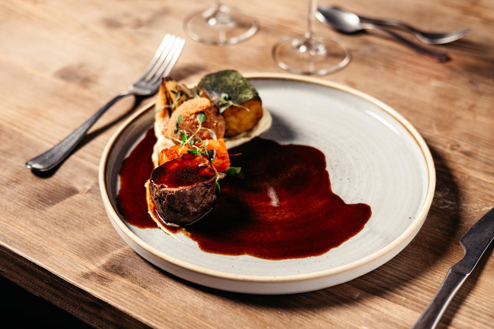 Karjalan sonnia, villiä sikaa & karhunlaukkaa