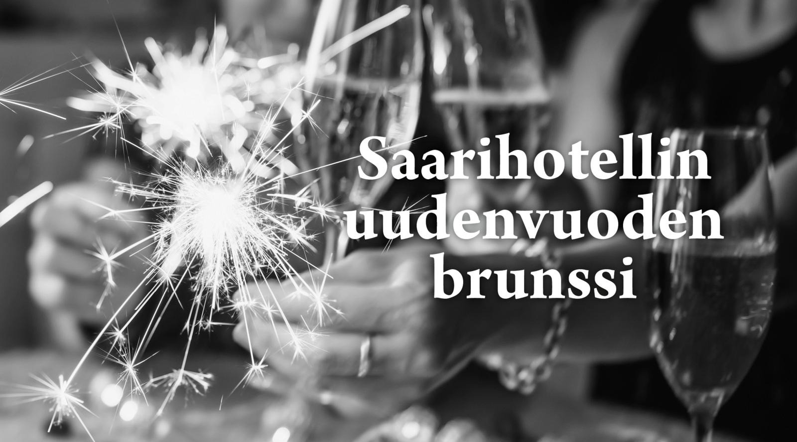 Juhlijoilla kädessä sädetikkuja ja sampanjalaseja.