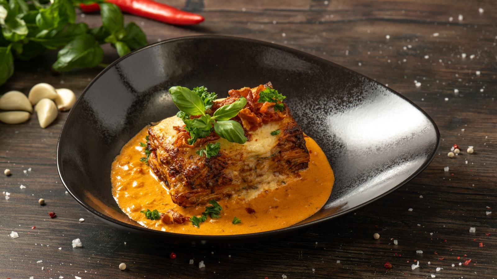 Leiketuvan runsas lasagneannos.