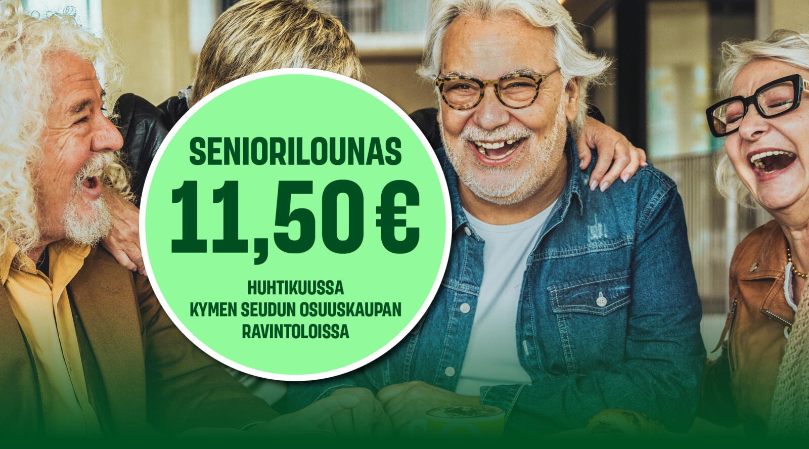 Ryhmä iäkkäämpiä henkilöitä nauramassa iloisesti yhdessä.