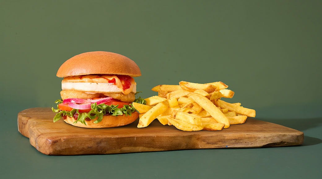 Briossisämpylä, paistettua vuohenjuustoa, paholaisenkastiketta, sipulirenkaita, juustokastiketta, BBQ-kastiketta, salaattia, tomaattia ja punasipulia. Tarjoillaan ranskalaisten kera.