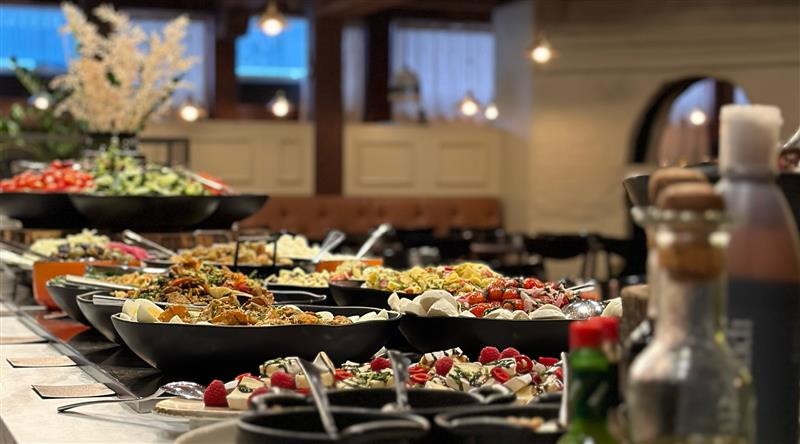 Frans&Chérien Nizzan salaattitorin buffet.