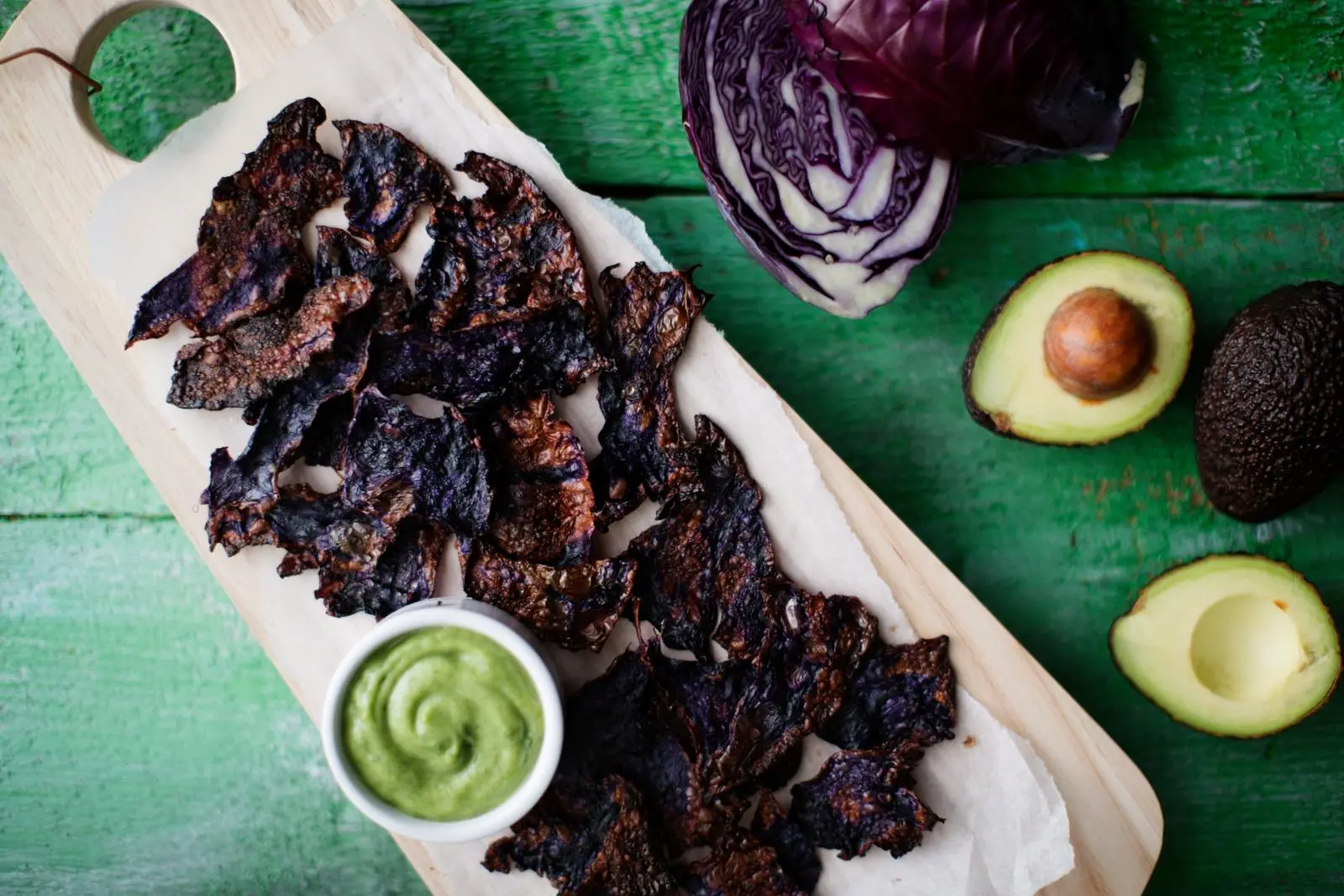 Punakaalisipsit ja avokadodippi