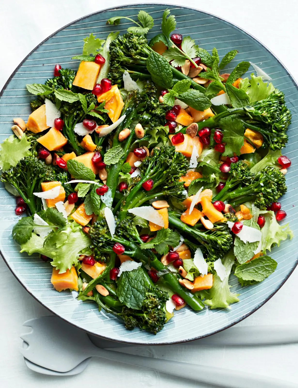 Broccolini-papaijasalaatti