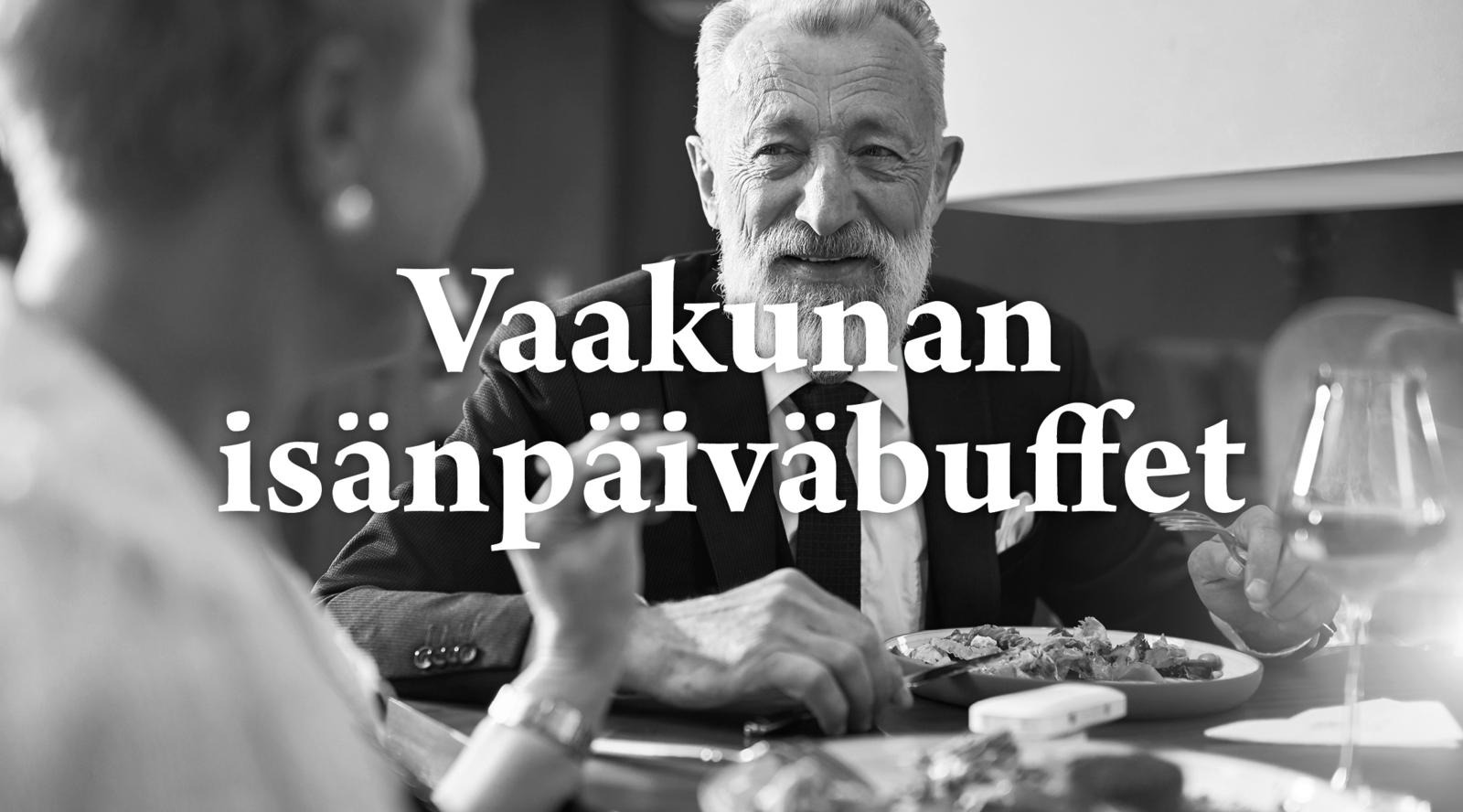 Ikääntynyt isä nauttimassa ravintolaruokaa aikuisen tyttären kanssa.
