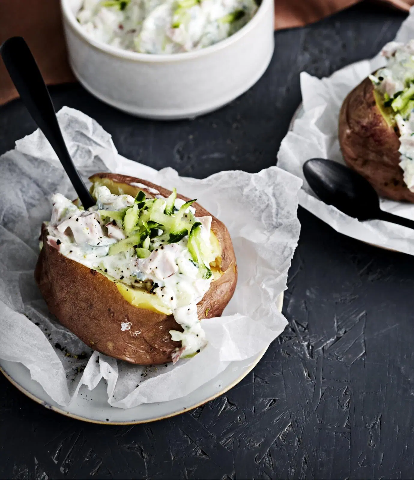 Mikrouuniperunat ja kinkkutsatsiki