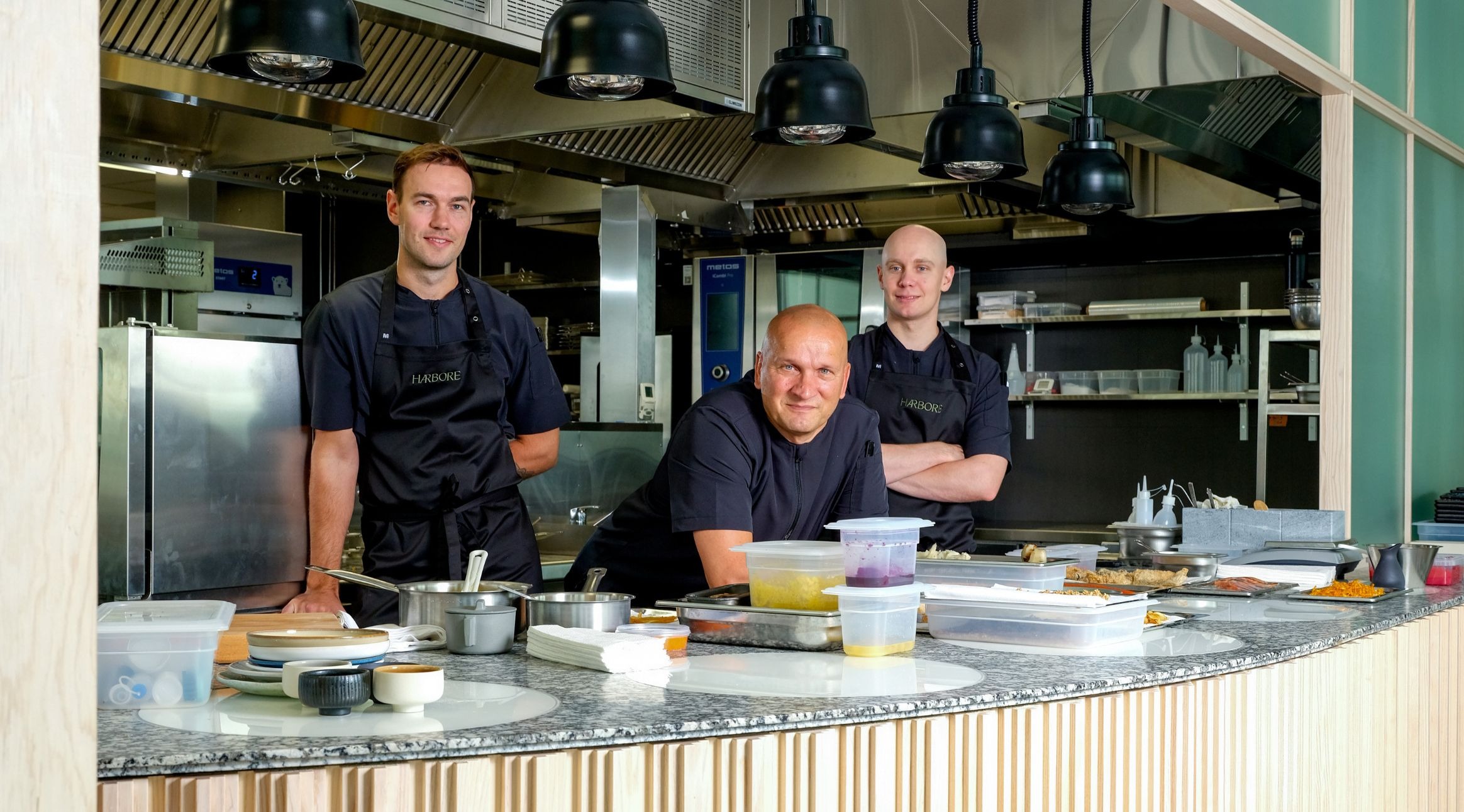 Ravintola Harboren keittiötiimin jäseniä