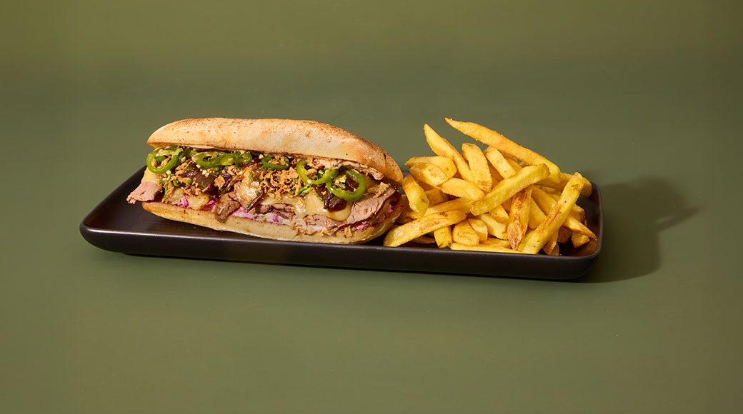 Paahdetun leivän välissä ylikypsää häränrintaa, Monterey Jack -juustoa, karamellisoitua sipulia, punakaalicoleslaw'ta, talon American-majoneesia, chipotlecremea, paahdettua sipulia, pikkelöityjä jalapenoja ja ruohosipulia. Tarjoillaan ranskalaisten kera.