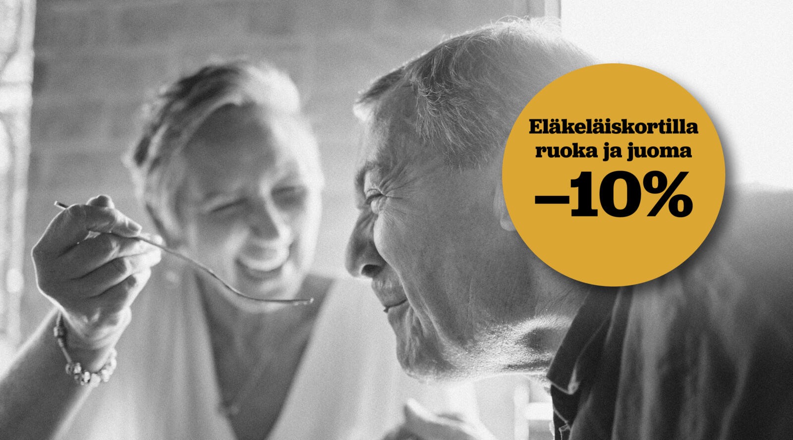 Kaks inimest söömas. Üks inimene hoiab kahvlit.