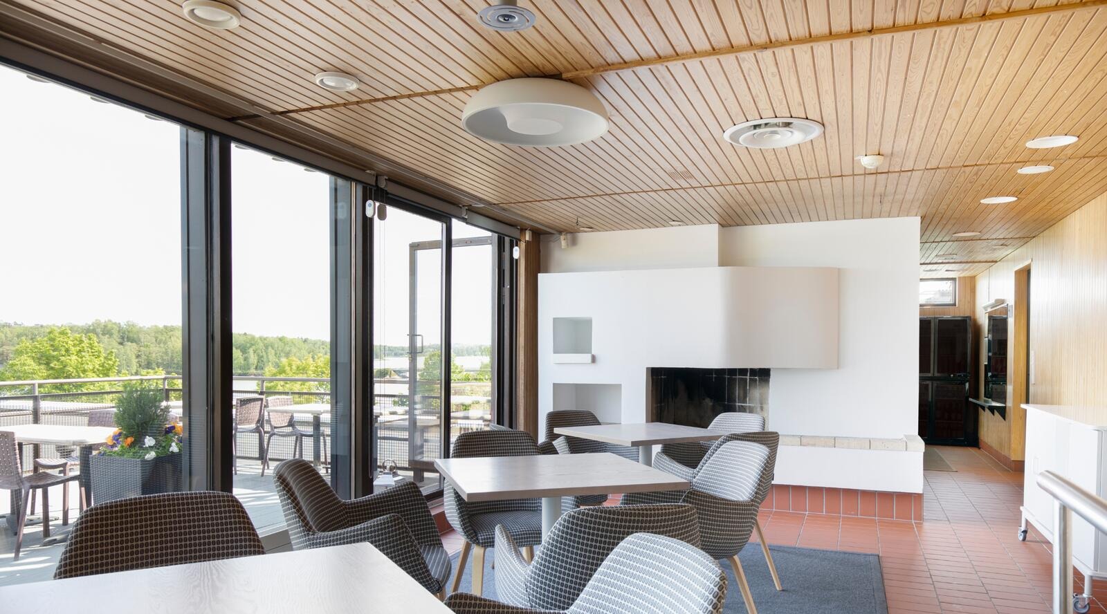 Radisson Blu Espoo Rantasaunan viihtyisä oleskelutila, josta avautuu merinäköalat.