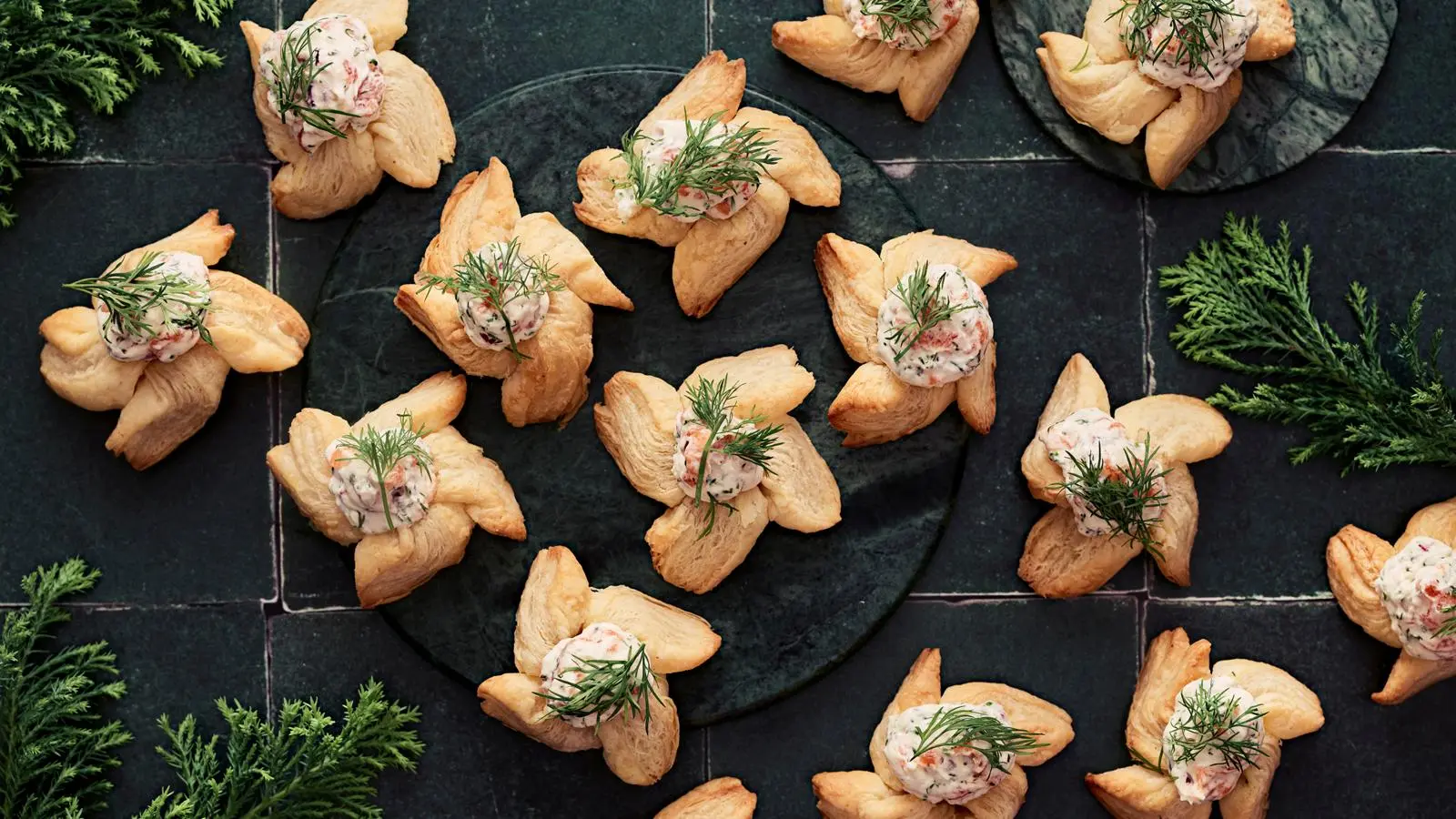 Suolaiset joulutortut lohitäytteellä