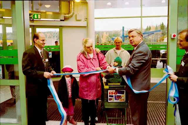 Avajaiset 1996 - nauhan leikkaus