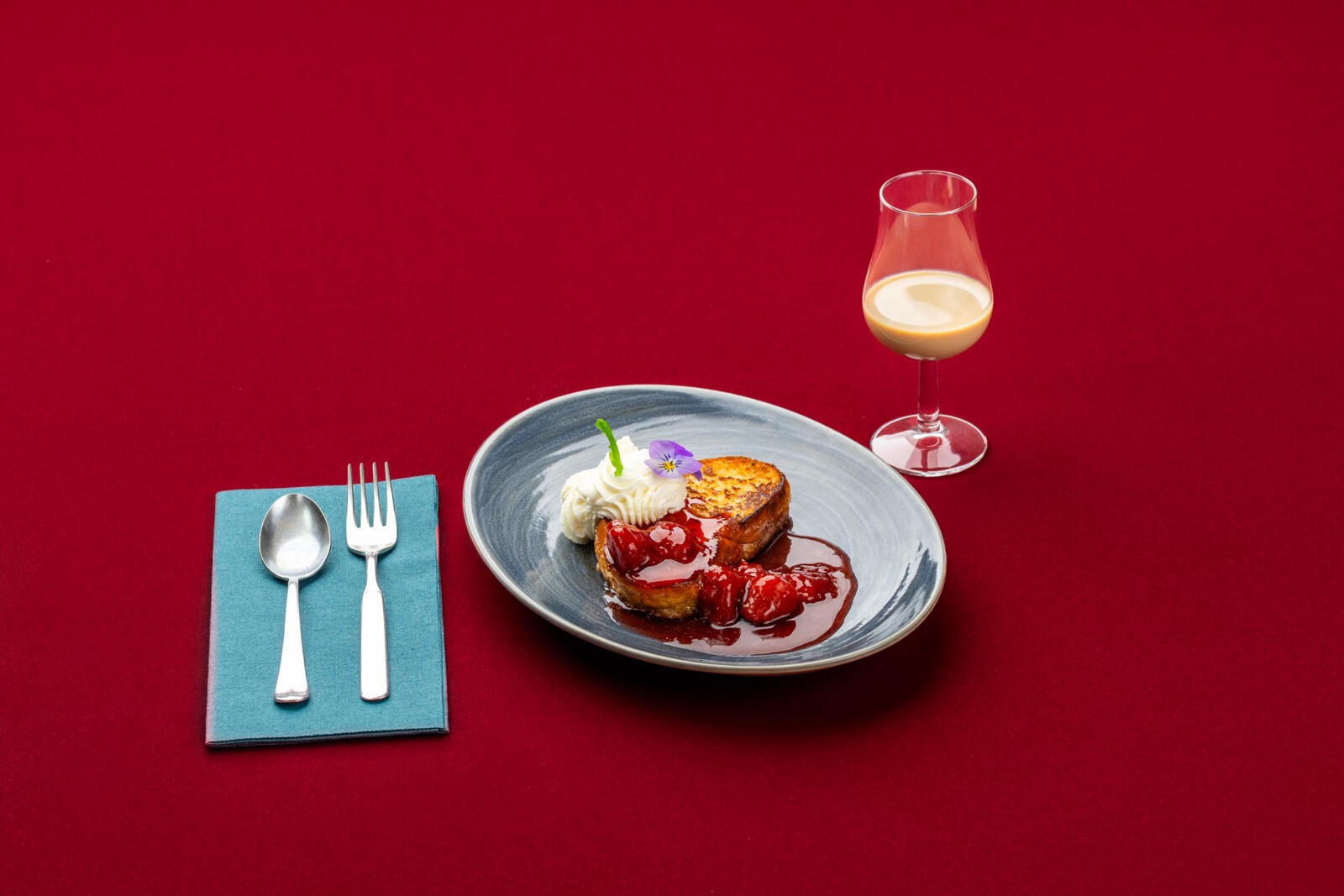 Aittiksen köyhätritarit, joissa on munamaidossa kastettua paistettua pullaa, mascarpone- kermavaahtoa ja mansikkahilloa.