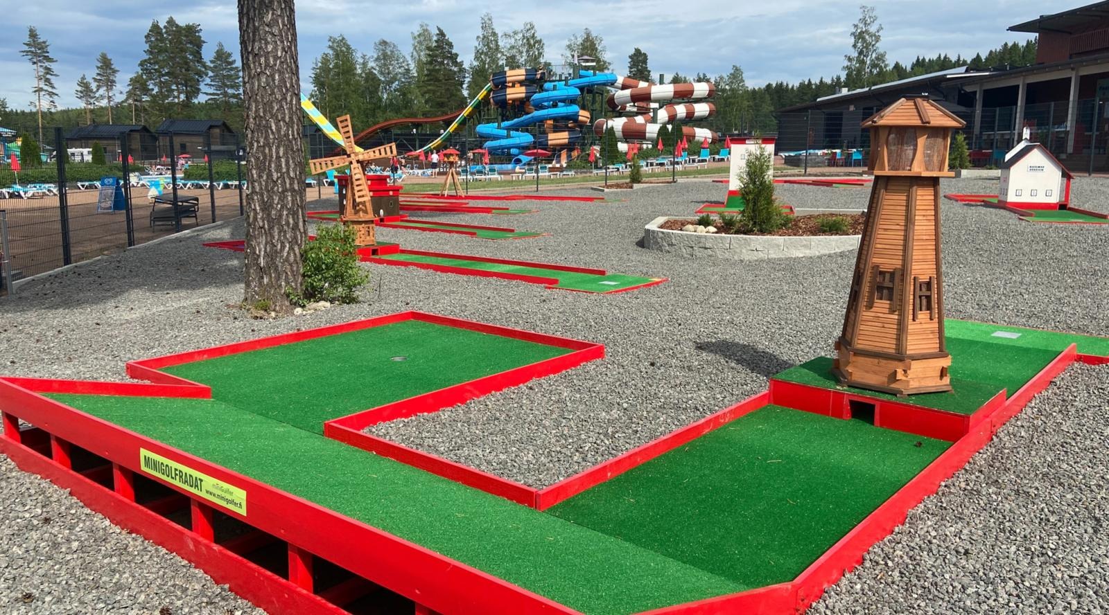 Minigolfratoja sorakentällä. Taustalla vesipuisto.