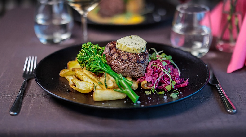 Angus-rotukarjan takuumurea naudan ulkofilee n. 200 g, maustevoi, kaalipaistosta sekä kouruperunoita.