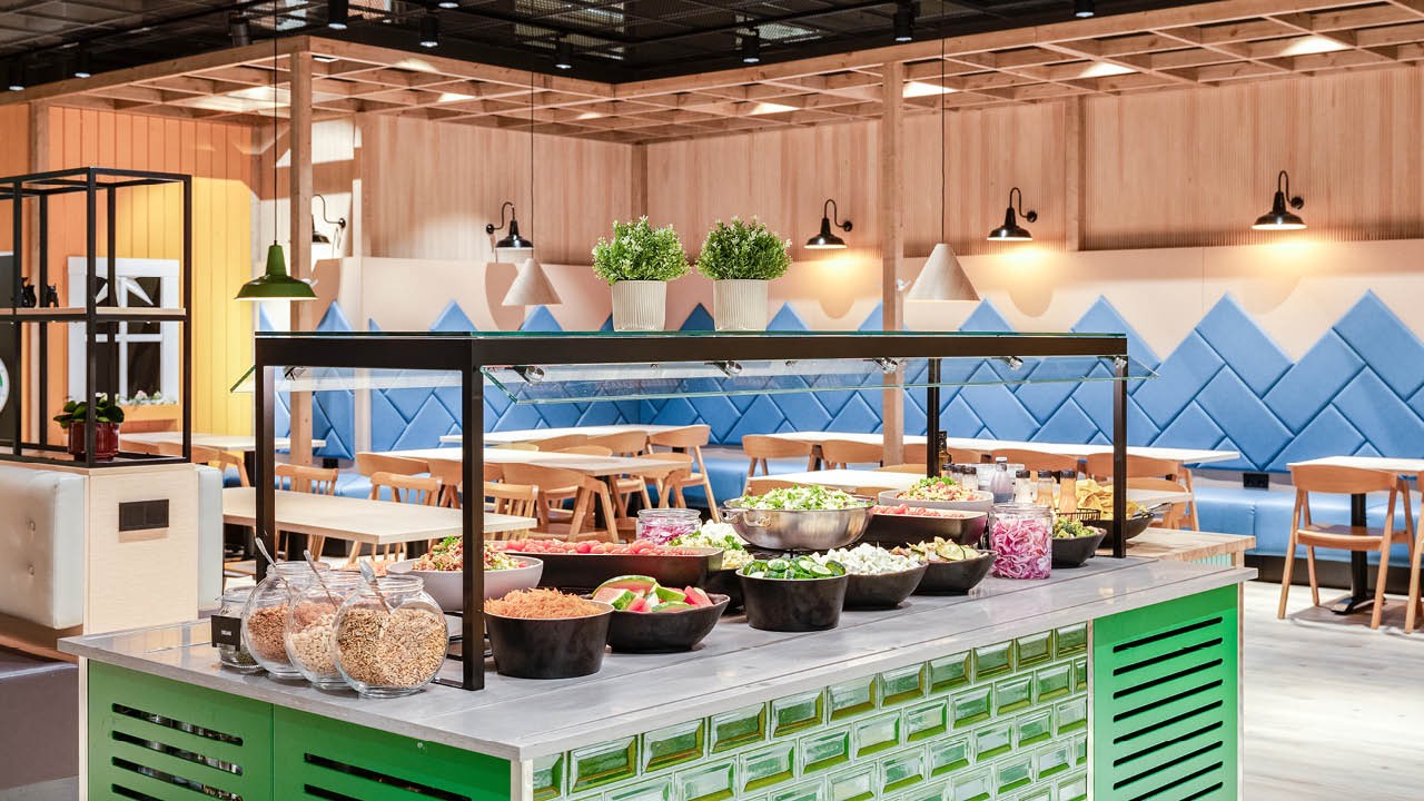 Raikas ja värikäs salaattipöytä lisukkeineen on tarjolla buffetissa.