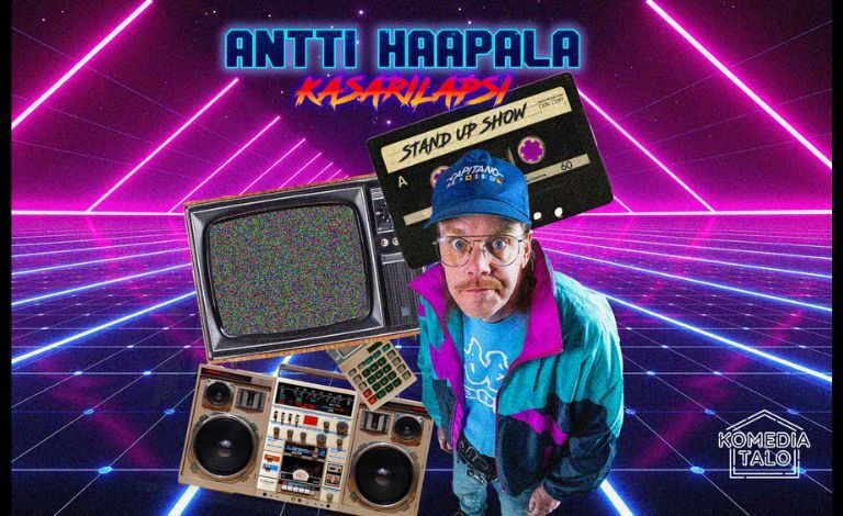 Inimene seisab värvilise tausta ees koos vana televisori ja kassettmängijaga.