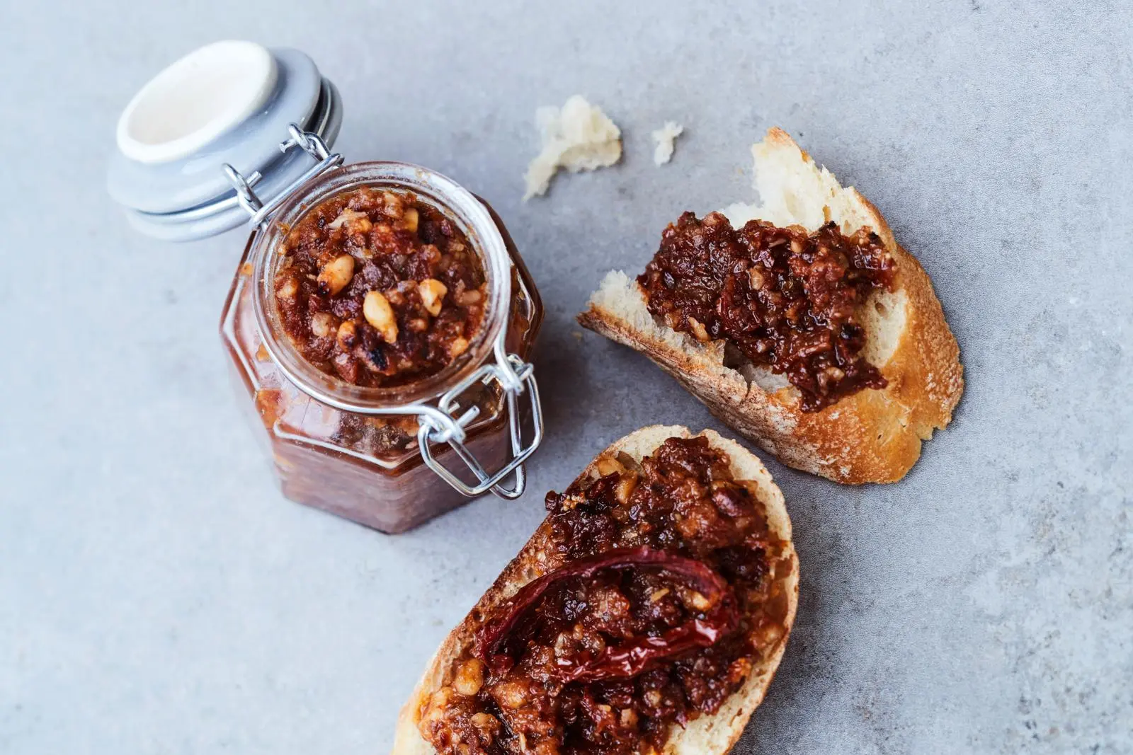 Pesto aurinkokuivatuista tomaateista