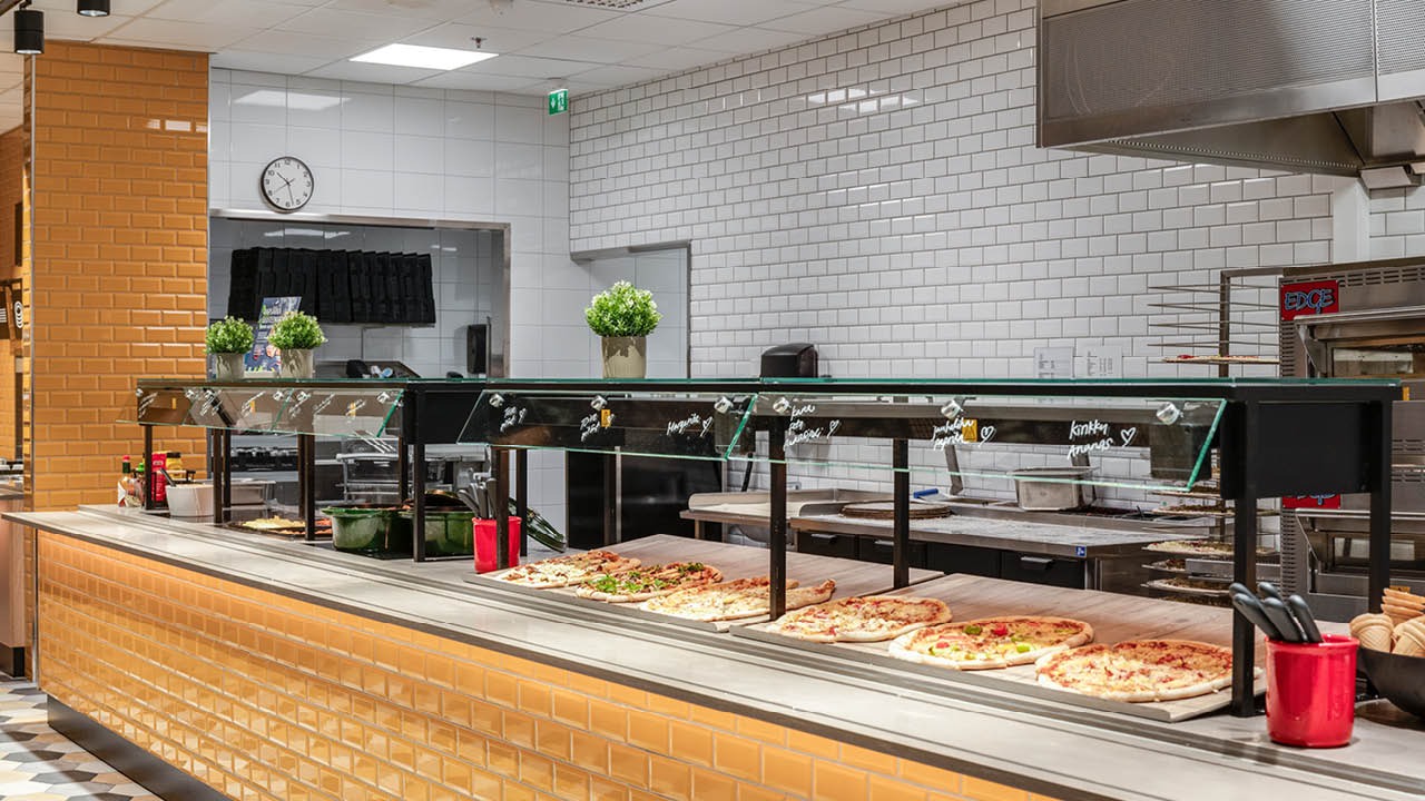 Useita meheviä ja vastapaistettuja pizzoja tarjolla runsaassa buffetissa.